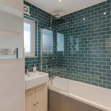 The Clissold, Two Bedroom N5 * London