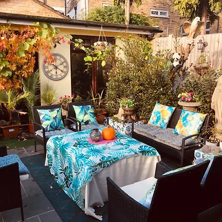 Holiday home Cheerful 4 Bedroom House With Garden Free Parking