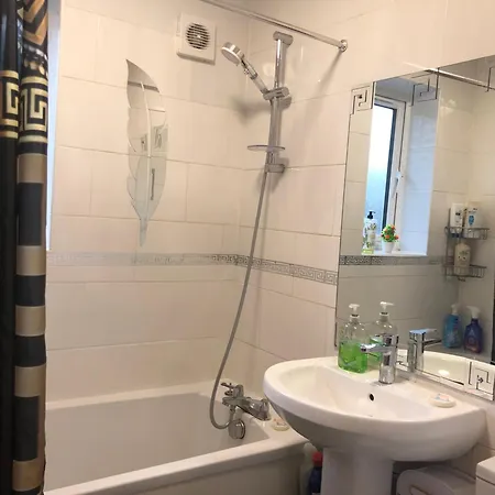 Holiday home Cheerful 4 Bedroom House With Garden Free Parking London