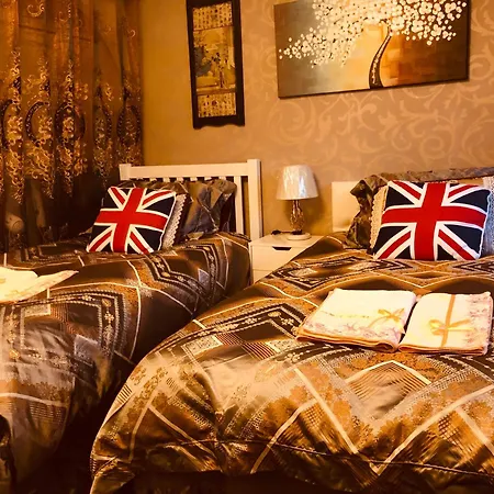 Cheerful 4 Bedroom House With Garden Free Parking Holiday home London
