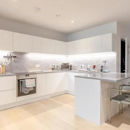 Apartment Charm & Convenience 3 Bed Near Excel *