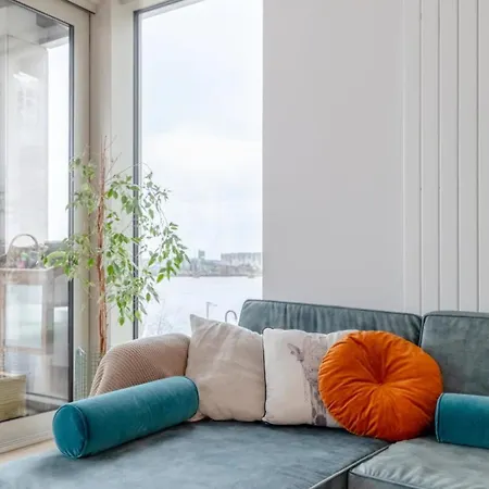 Charm & Convenience 3 Bed Near Excel Apartment *