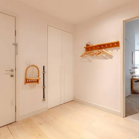 Charm & Convenience 3 Bed Near Excel Apartment