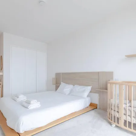 Charm & Convenience 3 Bed Near Excel London