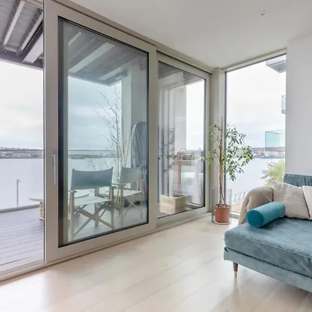 Apartment Charm & Convenience 3 Bed Near Excel *