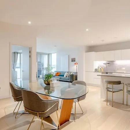 Charm & Convenience 3 Bed Near Excel