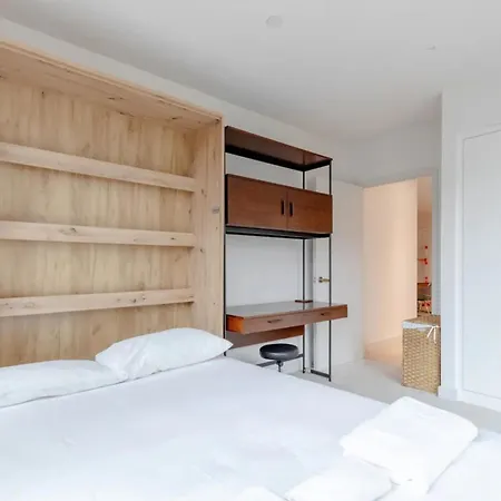 Charm & Convenience 3 Bed Near Excel Apartment *