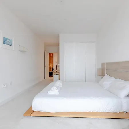 Apartment Charm & Convenience 3 Bed Near Excel