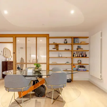 Charm & Convenience 3 Bed Near Excel Apartment *
