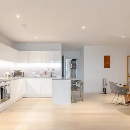Charm & Convenience 3 Bed Near Excel * London
