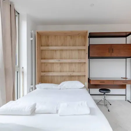 Charm & Convenience 3 Bed Near Excel London