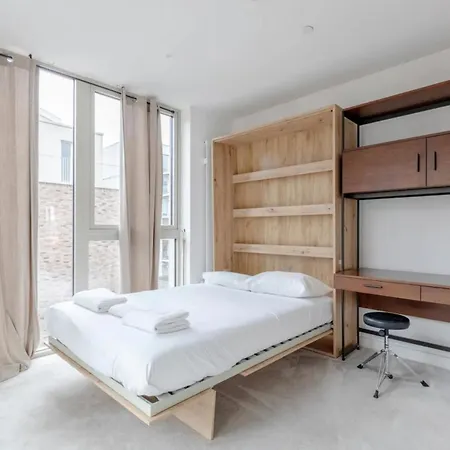 Apartment Charm & Convenience 3 Bed Near Excel London