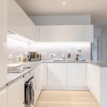 Apartment Charm & Convenience 3 Bed Near Excel *