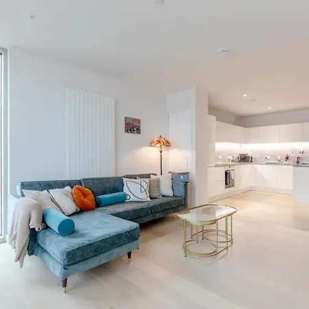 Charm & Convenience 3 Bed Near Excel