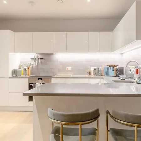 Charm & Convenience 3 Bed Near Excel * London