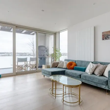 Apartment Charm & Convenience 3 Bed Near Excel