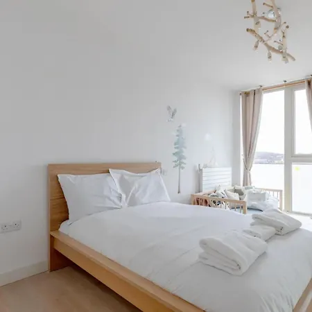 Charm & Convenience 3 Bed Near Excel Apartment London