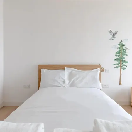 Apartment Charm & Convenience 3 Bed Near Excel