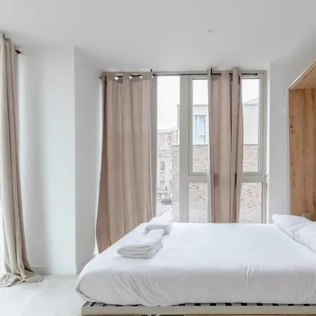 Charm & Convenience 3 Bed Near Excel Apartment London