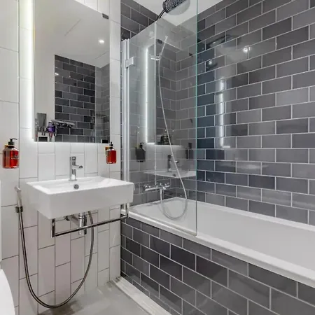 Charm & Convenience 3 Bed Near Excel London