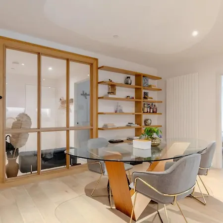 Charm & Convenience 3 Bed Near Excel Apartment