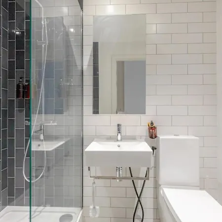 Charm & Convenience 3 Bed Near Excel Apartment *