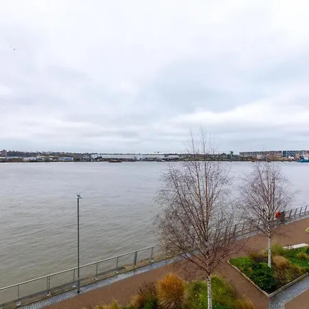 Apartment Charm & Convenience 3 Bed Near Excel London