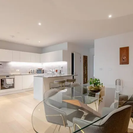Charm & Convenience 3 Bed Near Excel