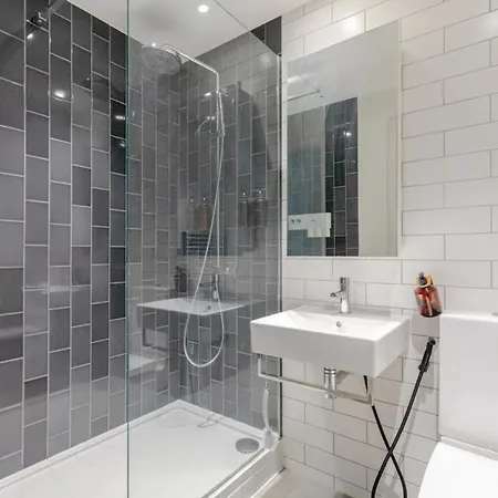 Charm & Convenience 3 Bed Near Excel Apartment *