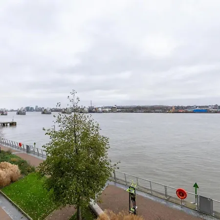 Apartment Charm & Convenience 3 Bed Near Excel