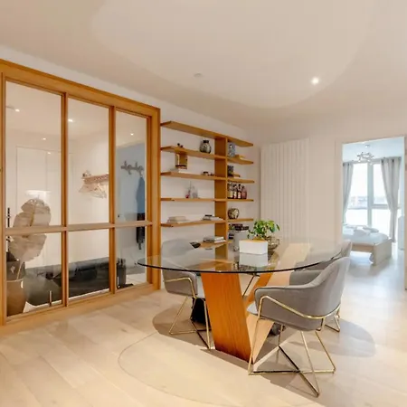 Charm & Convenience 3 Bed Near Excel Apartment London