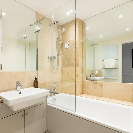 Immense Gorgeous 2br Wbalcony & Office In Chelsea Apartment London