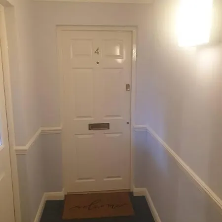 Peaceful On Sharing Flat In Wimbledon Apartment