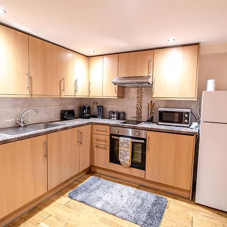 Large 2min To Hendon Station *