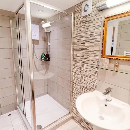 Large 2min To Hendon Station