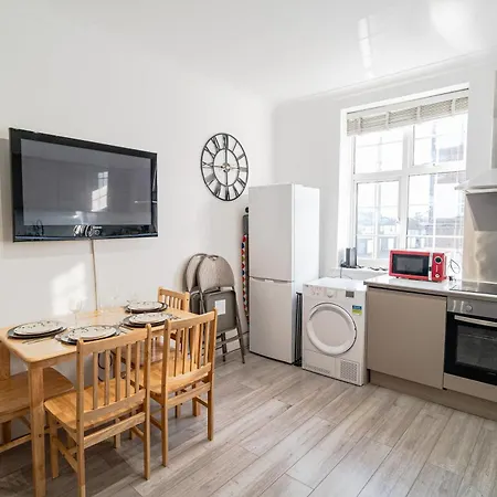Hendon 2 Bed 20 Minutes To London