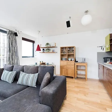 Apartment Modern 2 Bed W Balcony In *