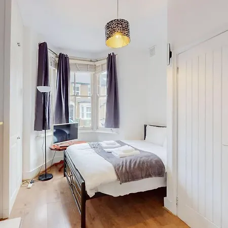 Stunning 2bdr With Beautiful Garden Apartment *