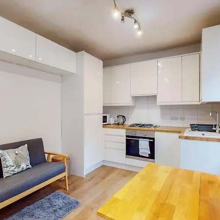 Stunning 2bdr With Beautiful Garden Apartment