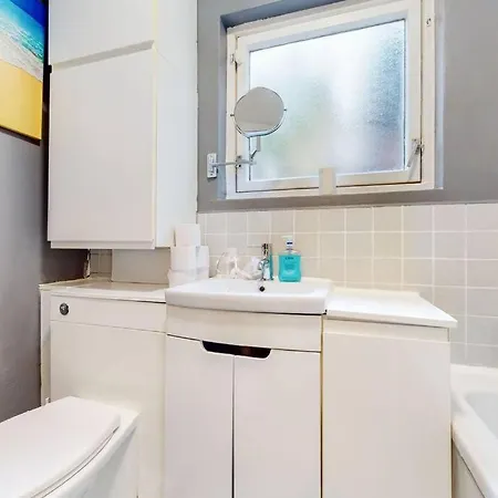 Stunning 2bdr With Beautiful Garden Apartment *
