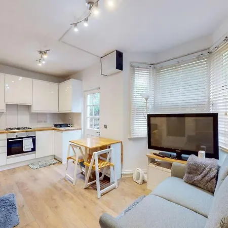 Apartment Stunning 2bdr With Beautiful Garden *