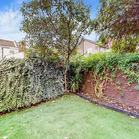 Stunning 2bdr With Beautiful Garden *