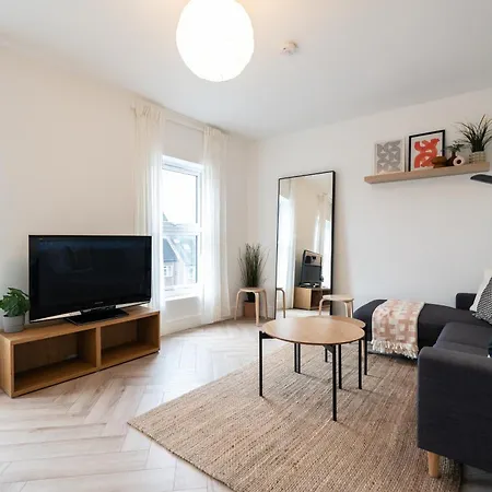 The Battersea Place - Charming 4bdr Flat London