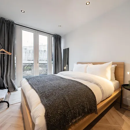 The Battersea Place - Charming 4bdr Flat * London