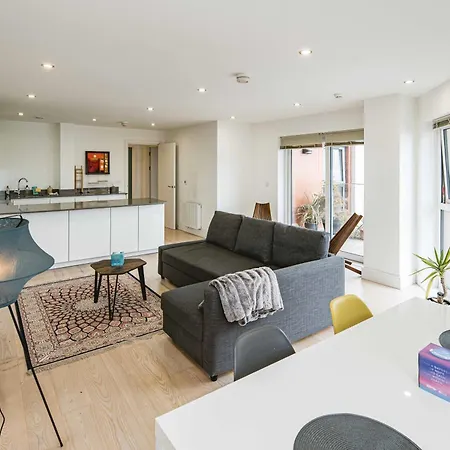 2bed Flat With The View/kingston Apartment London