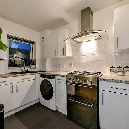 Apartment Large, Plant Filled Flat With Balcony London