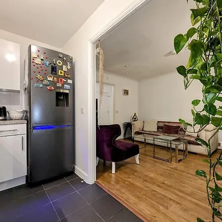 Apartment Large, Plant Filled Flat With Balcony