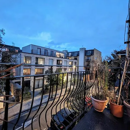 Large, Plant Filled Flat With Balcony Apartment