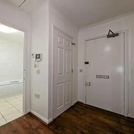 Apartment Large, Plant Filled Flat With Balcony London