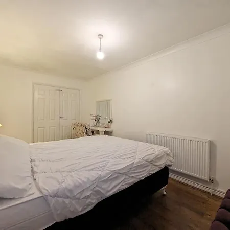 Apartment Large, Plant Filled Flat With Balcony